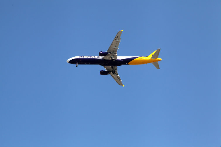 Et Monarch Airlines-fly oppe i lufta. Foto.