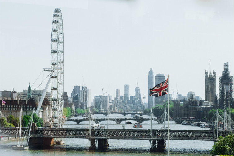 London Eye og broer som går over Themsen. Foto.