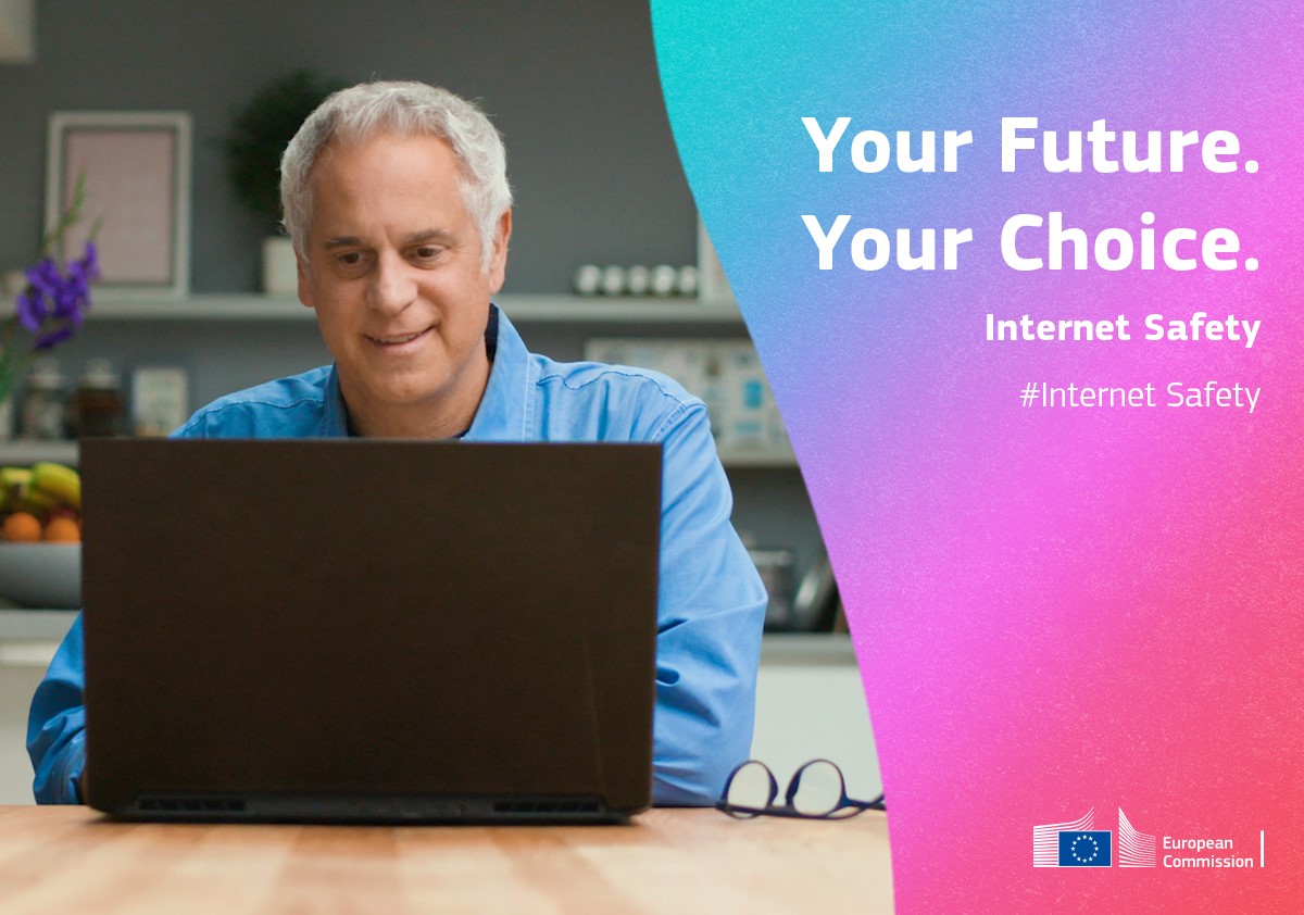 En mann som sitter bak en bærbar PC. Bildet har teksten "Your Future. Your Choice." Foto.